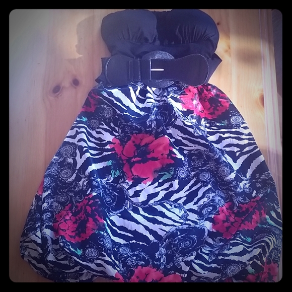 Strapless dress with belt - Picture 1 of 3